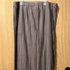 Uniqlo. Taupe pleated maxi skirt